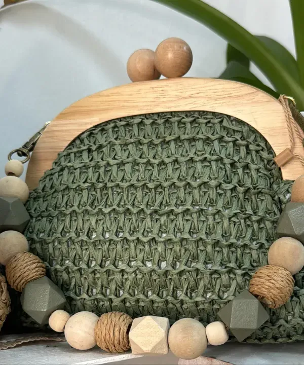 Bolso tejido con asa de madera