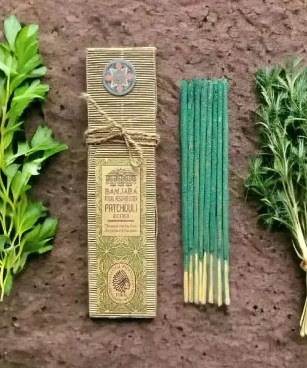 Varillas de incienso natural junto a hierbas