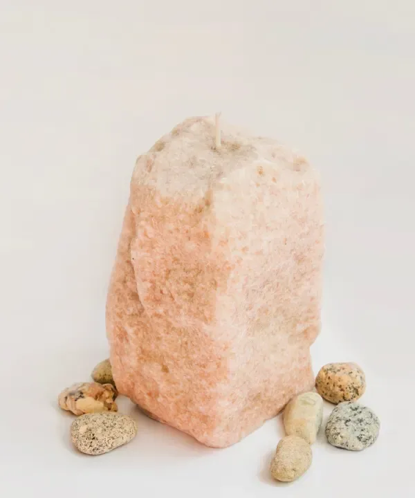 Mineral en bruto con piedras pequeñas