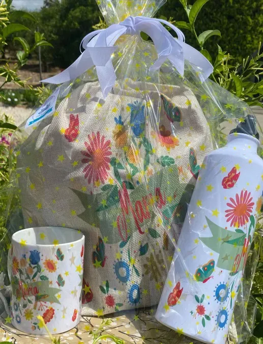 Detalles de regalo con flores pintadas