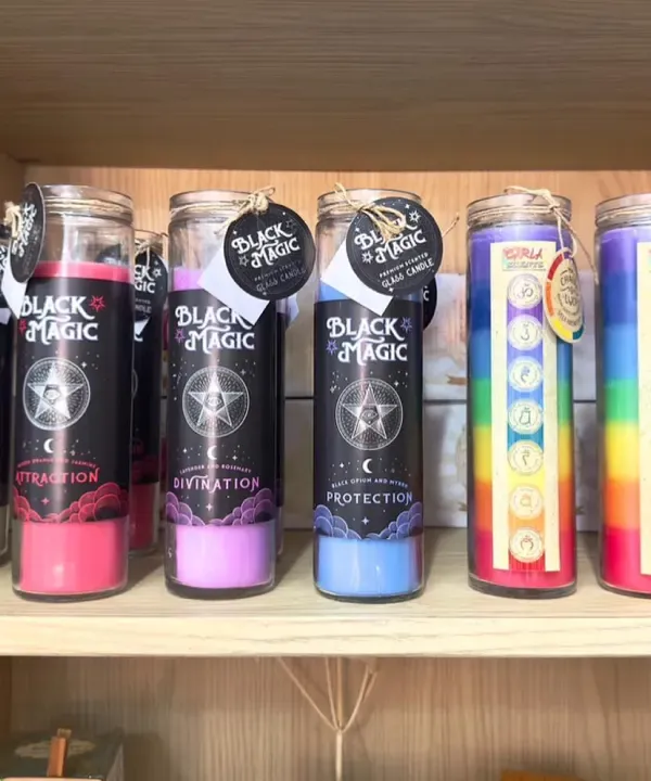 Velas de colores en la tienda